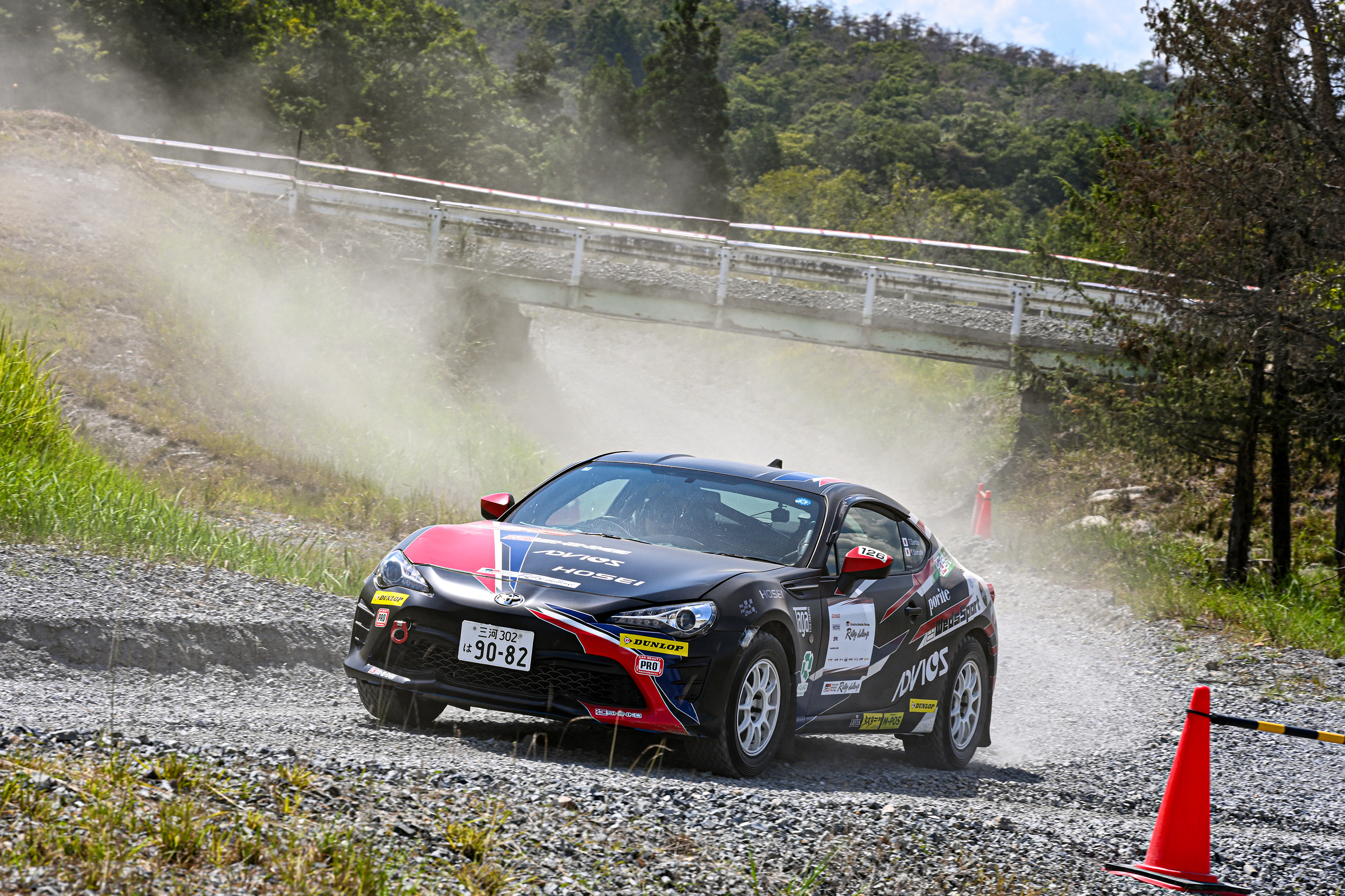 ラリーコースを走行するTOYOTA GAZOO Racing Rally Challengeの車両