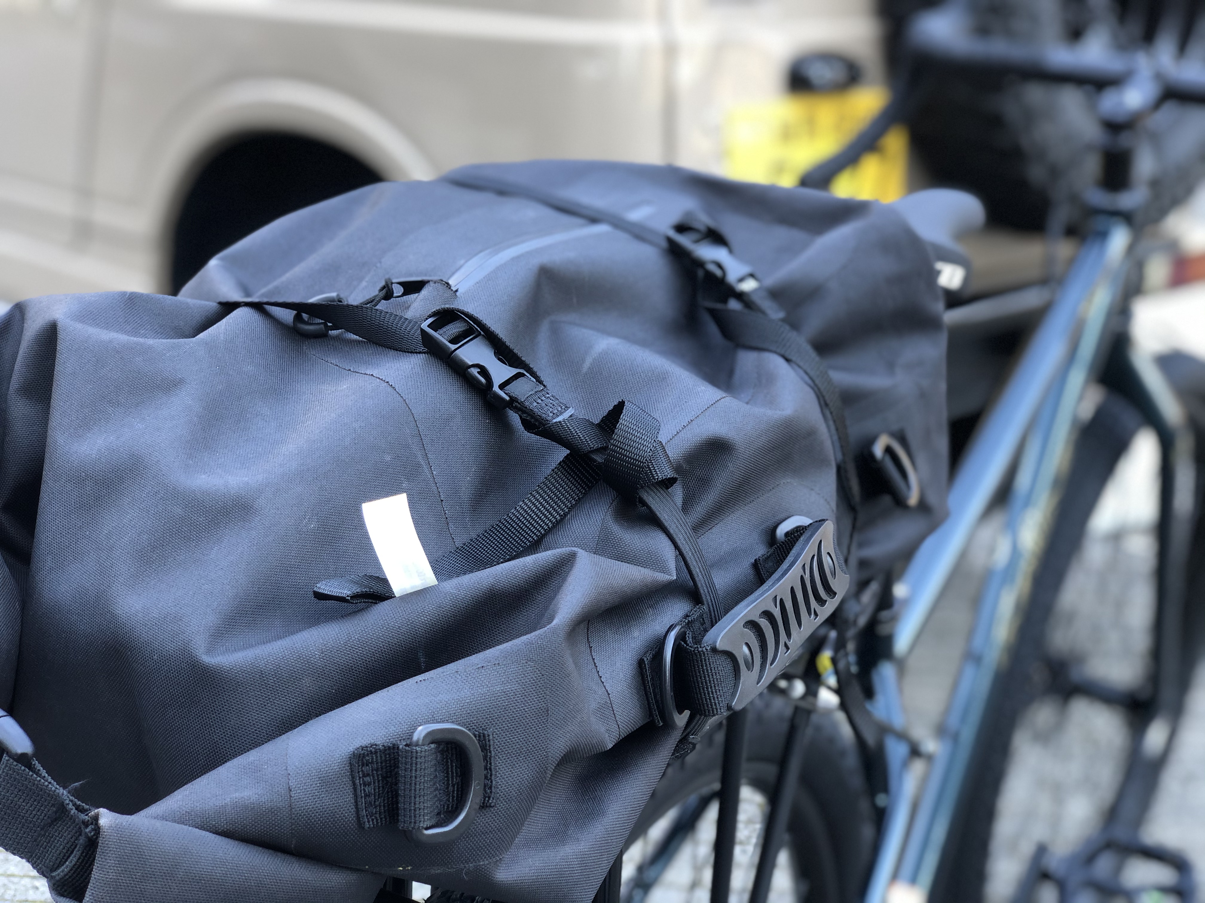 バッグをバイクに固定するROKSTRAPSのストラップ